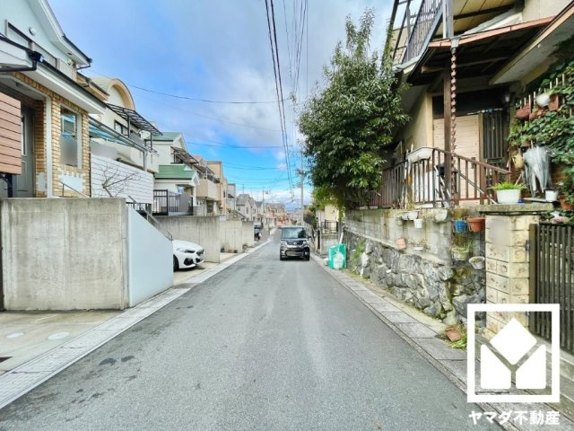 宇治市広野町寺山の前面道路含む現地写真|前面道路との高低差がほとんどないので、車の出し入れもスムーズに行えます。