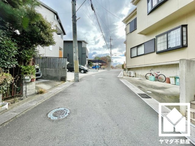 宇治市広野町寺山の前面道路含む現地写真|ゆったりとした広さがあるのでファミリーカー等の車の出入れも楽にできます。