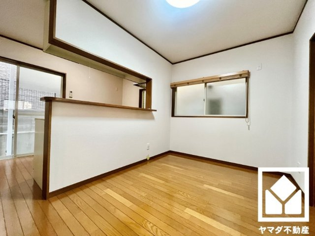 宇治市広野町寺山の居間・リビング|大きな窓があり、明るい陽射しが感じられるリビングです。