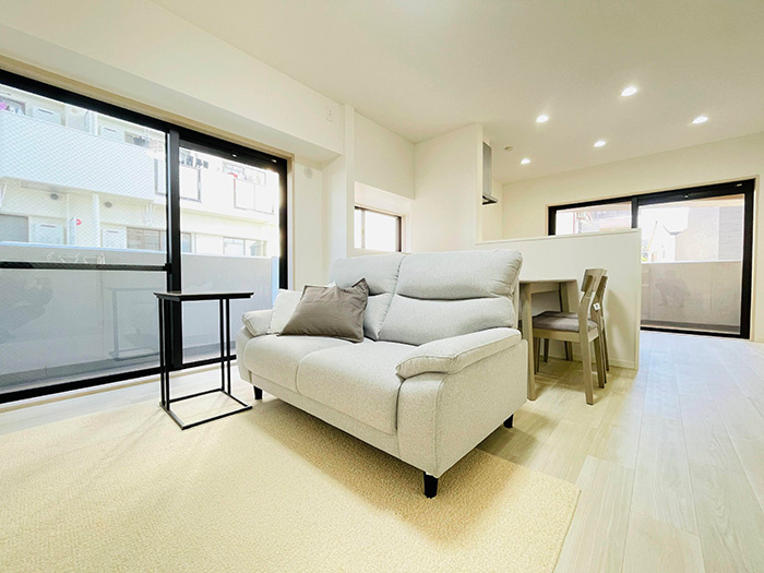 エスポワール南福岡の居間・リビング|二面バルコニーなので陽当たり良好です♪