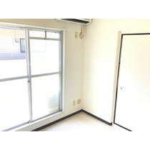 ゆったり過ごせる居間です