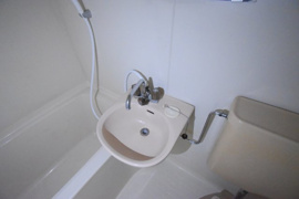 ゆったりとスペースのある洗面所