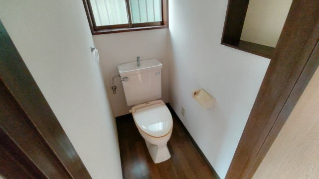 落ち着いた色調のトイレです