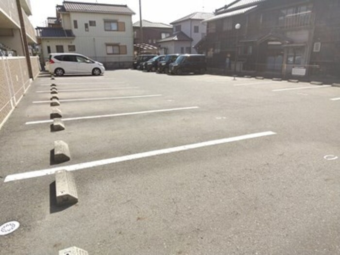 エクセレンスフジエの駐車場