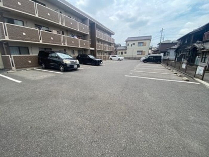 エクセレンスフジエの駐車場