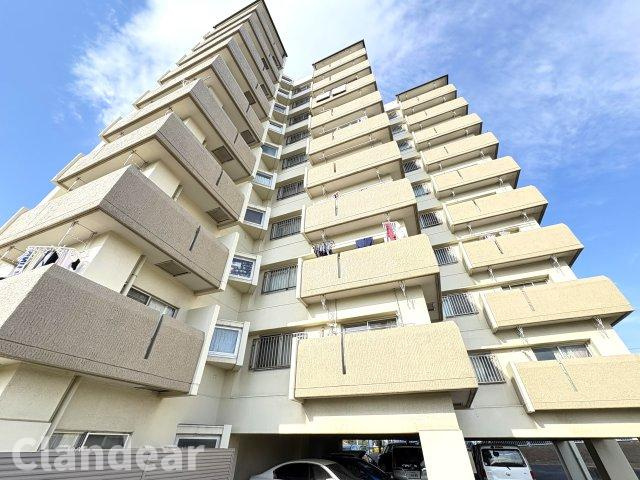 ニューハイツ中川の外観|やわらかな色合いの外観が、住まう人をそっと迎える佇まい。日々の暮らしに寄り添う、穏やかな雰囲気です