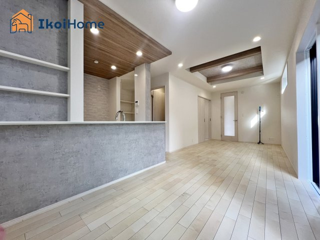 神戸市西区竹の台1丁目1期　全2棟　2号棟　新築戸建の居間・リビング|【ホームページに現地動画掲載中】●年中無休：当日予約可●カウンターキッチンの外側に収納棚あり！