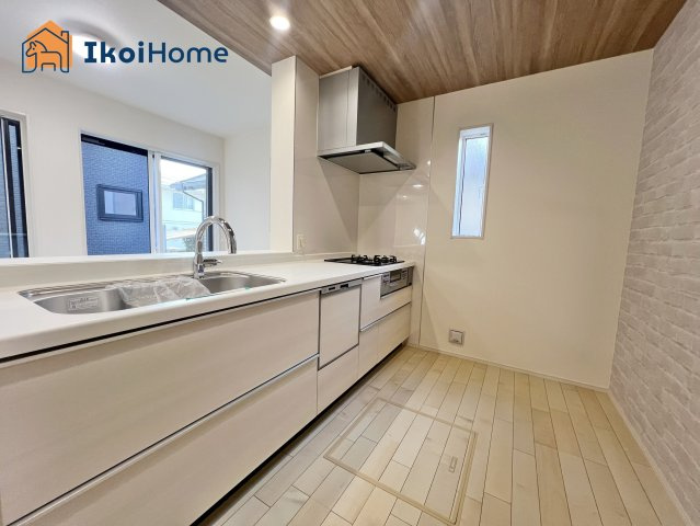 神戸市西区竹の台1丁目1期　全2棟　2号棟　新築戸建のキッチン|【ホームページに現地動画掲載中】●年中無休：当日予約可●人気の対面式のキッチンで明るい！