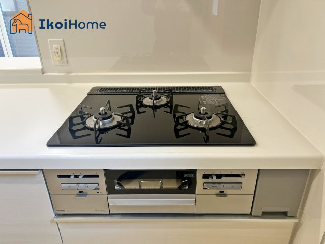 神戸市西区竹の台1丁目1期　全2棟　2号棟　新築戸建のキッチン|【ホームページに現地動画掲載中】●年中無休：当日予約可●三口コンロには火口にＳＩセンサーを搭載！