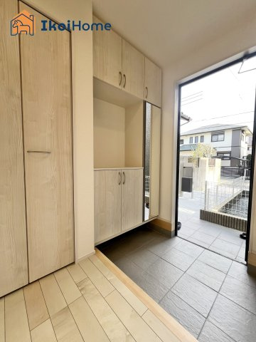 神戸市西区竹の台1丁目1期　全2棟　2号棟　新築戸建の玄関|【ホームページに現地動画掲載中】●年中無休：当日予約可●コの字型の大型靴箱がございます！