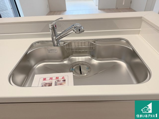 羽曳野市樫山　新築一戸建ての独立洗面台|清潔感のある洗面台です。フラットな鏡は掃除がしやすく毎日清潔！ホースは引き出して使えるので洗顔やお掃除の際に便利です！