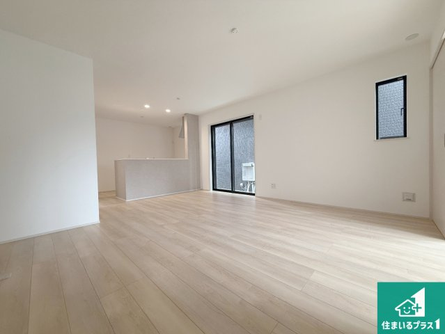 羽曳野市樫山　新築一戸建ての前面道路含む現地写真|周辺は落ち着いた街並みの住宅地！子育てがしやすい住環境です！まだ未完成ですが、現地でしかわからない事もございます。是非一度ご覧ください。