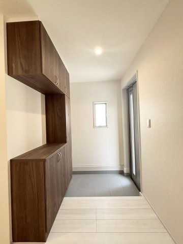 深谷市上野台　第24　新築一戸建て　リーブルガーデン　02の内装|大容量のシューズボックスが設置された、明るくすっきりとした玄関です。段差が少なく滑らかな設計のため、小さなお子様からご年配の方まで、毎日のお出かけや靴の脱ぎ履きが安全でスムーズに行えます！