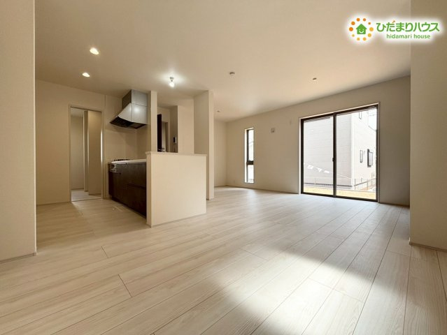 深谷市上野台　第24　新築一戸建て　リーブルガーデン　02の居間・リビング|対面式キッチンからお部屋全体が見渡せる、明るいリビングダイニングです。お料理をしながら、リビングで元気に遊ぶお子様の様子を常に見守ることができるため、毎日の家事の時間を安心感を持って過ごせます。