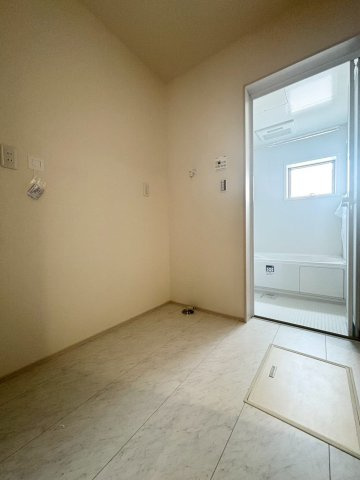 深谷市上野台　第24　新築一戸建て　リーブルガーデン　02の脱衣所|洗面室のすぐ横にしっかりと確保された、ゆとりのある脱衣スペースです。小さなお子様と一緒の着替えもしやすく、洗濯機からの動線もスムーズなため、毎日のバタバタしがちな家事時間がとても軽やかになります♪
