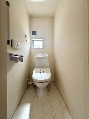 深谷市上野台　第24　新築一戸建て　リーブルガーデン　02のトイレ|清潔感があり、ホワイトを基調としたシンプルなデザインの1階トイレです。手洗い水栓が装備されており、毎日清潔に使用できます！小窓が付いているため、いつでも自然換気が行えて衛生的です。
