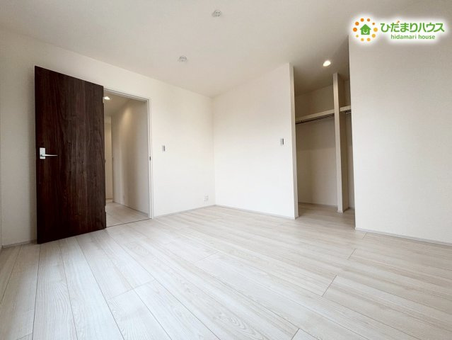 深谷市上野台　第24　新築一戸建て　リーブルガーデン　02の寝室|大きなベッドを配置してもスペースにゆとりがある、心地よい広さの主寝室です。2面の窓から爽やかな光と風が通り抜けるため、心地よくのんびりと寛げます。一日の終わりに静かにリラックスできるお部屋です♪