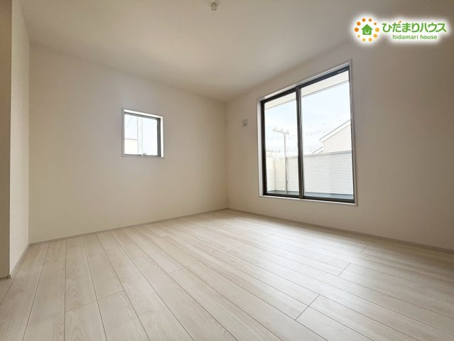 深谷市上野台　第24　新築一戸建て　リーブルガーデン　02の洋室|壁一面に落ち着いた色合いのアクセントクロスを採用した洋室です。WICが完備されているため、お部屋の居住スペースを広々と使うことができます。お好みの家具を置いて素敵な空間を自由に作れます！