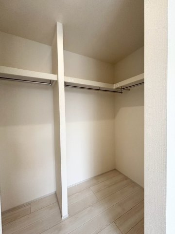 深谷市上野台　第24　新築一戸建て　リーブルガーデン　02の収納|2階居室にしっかりと設けられた、棚付きの便利なウォークインクローゼット収納です！日用品のストックやお掃除グッズ、季節の荷物などを、必要な時にすぐ取り出せる場所にすっきり保管できます。