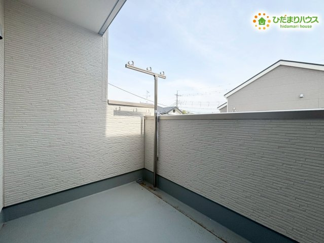 深谷市上野台　第24　新築一戸建て　リーブルガーデン　02のバルコニー|お布団やたくさんの洗濯物を一度にしっかりと干すことができる、日当たりが良いバルコニーです！カラッと気持ちよく乾き、毎日の家事もスムーズ。手すり壁が程よく高く設計され、外部からの視線も遮れます♪
