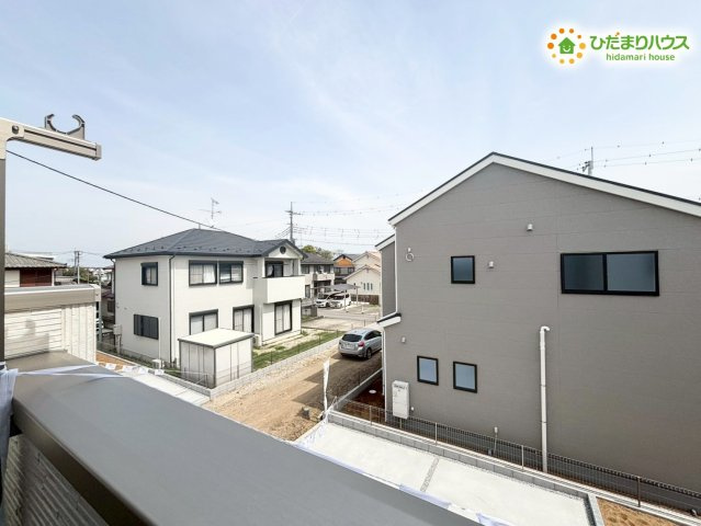 深谷市上野台　第24　新築一戸建て　リーブルガーデン　02の前面道路含む現地写真|バルコニーから広がる、遮るもののない見通しの良い開放的な展望です。周囲に高い建物がないため、心地よい風が室内にまでしっかりと届きます！お洗濯物を干す際や、ほっと一息つきたい時に爽快感を味わえます。