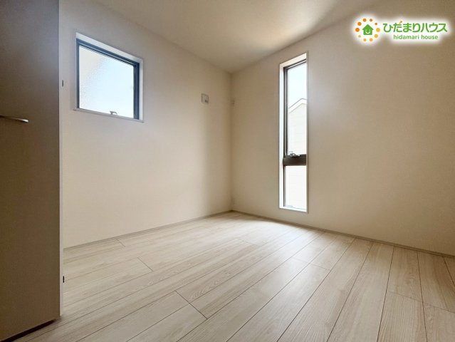 深谷市上野台　第24　新築一戸建て　リーブルガーデン　02の子供部屋|ホワイトの壁紙と明るいフローリングが、室内をより広々と見せてくれる子供部屋です。お友達を呼んで楽しく遊ぶスペースとしても十分な広さがあり、お子様がのびのびと個人の時間を過ごせる空間となっています。