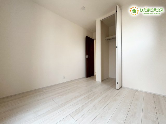深谷市上野台　第24　新築一戸建て　リーブルガーデン　02の洋室|衣類や荷物をたっぷり収納できる大型のクローゼットが付いた洋室です！お部屋に余計な収納家具を置く必要がないため、居住スペースを広々と使えます。リモートワーク用の書斎や趣味の部屋としても最適です♪
