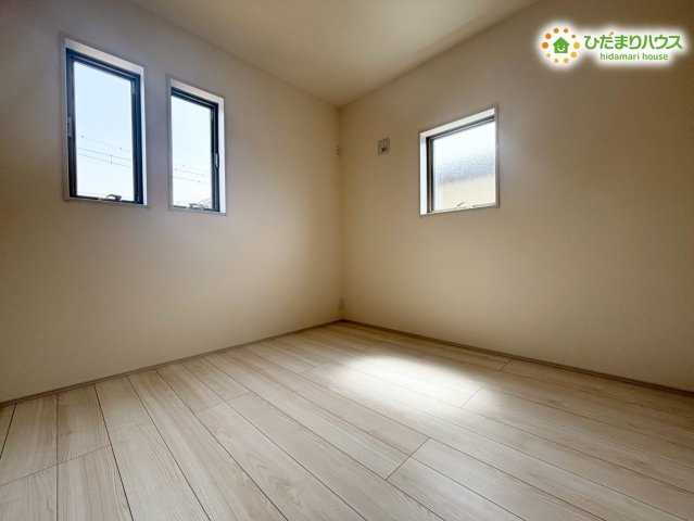 深谷市上野台　第24　新築一戸建て　リーブルガーデン　02の洋室|2面の窓から明るい陽光と爽やかな風が入り込む子供部屋です。勉強机やベッドを配置しやすい綺麗な形状で、お子様の成長に合わせたお部屋作りが可能。お片付けの習慣が身に付くクローゼットも完備しています♪