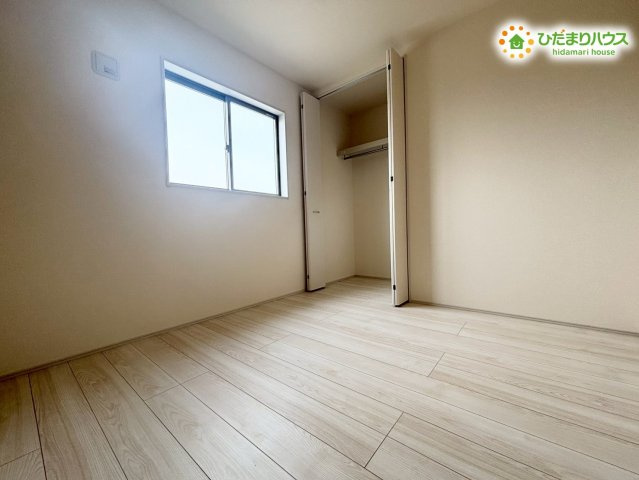 深谷市上野台　第24　新築一戸建て　リーブルガーデン　02の洋室|大きな窓から明るい陽光がたっぷりと入り込む、爽やかで心地よい洋室です！お子様が集中して学習に取り組んだり、お友達を呼んで楽しく遊んだりできる広さがあり、のびのびとしたプライベート空間を作れます。