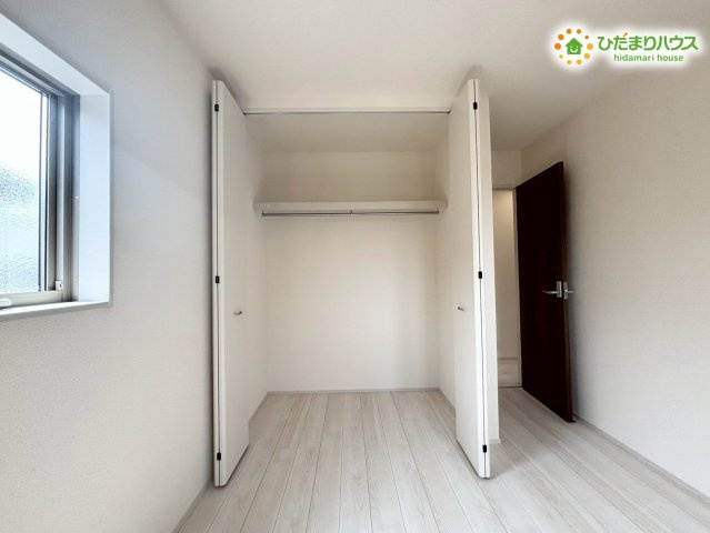 深谷市上野台　第24　新築一戸建て　リーブルガーデン　02の収納|ハンガーパイプと上部棚がしっかりと設置された、使い勝手の良いクローゼット内部です。丈の長いお洋服を掛けたままシワをつけずに保管でき、毎日のコーディネートやお洋服選びがとてもスムーズになります！