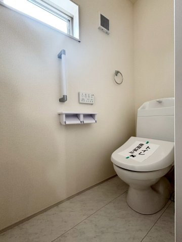 深谷市上野台　第24　新築一戸建て　リーブルガーデン　02のトイレ|2階にもしっかりと用意された、手洗い水栓付きの快適なトイレです。夜間やお子様が急にトイレに行きたくなった際も、1階まで階段を下りずにすぐ利用できるため非常に便利で、朝の混雑緩和にも大活躍します♪