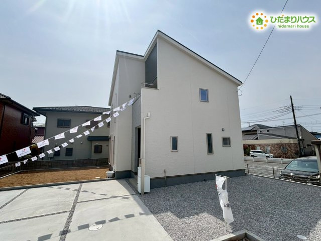 深谷市上野台　第24　新築一戸建て　リーブルガーデン　02の外観|すっきりとした前面空間と青空に映えるスタイリッシュな現地外観です。周囲の景観と心地よく調和する落ち着いたデザインが魅力。遮るものがなく開放的な印象で、毎日気持ちよくスムーズに出入りができます！