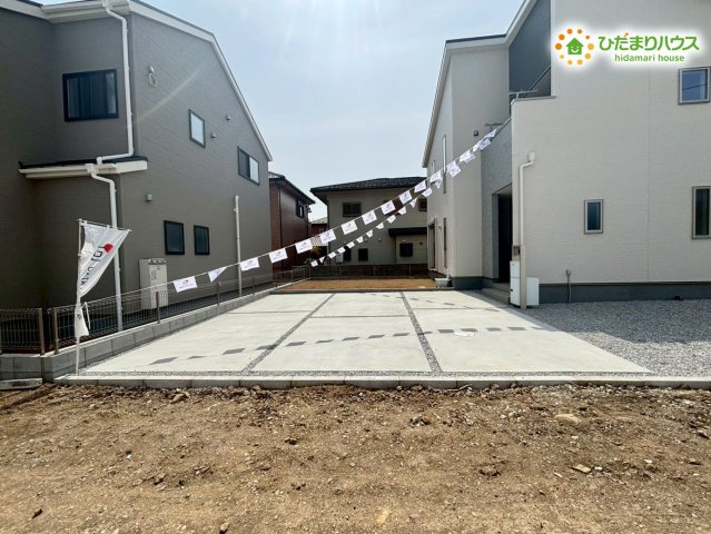 深谷市上野台　第24　新築一戸建て　リーブルガーデン　02のその他|並列でお車を駐車できる、ゆとりのある広々としたカースペースです！お隣との間隔もしっかりと確保されているため、小さなお子様をチャイルドシートへ乗せ降ろしする際も、ドアの開閉が楽々で行えます♪