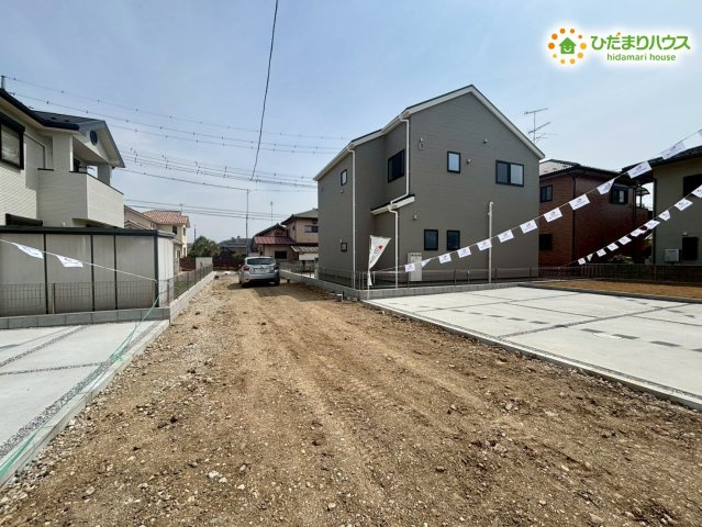 深谷市上野台　第24　新築一戸建て　リーブルガーデン　02の前面道路含む現地写真|見通しが良く、お車の運転が苦手な方でも焦らず落ち着いて駐車ができる前面道路です。周辺は交通量が少なく穏やかな環境のため、小さなお子様のいるご家庭でも、毎日の通学の時間を安心して見送れます！