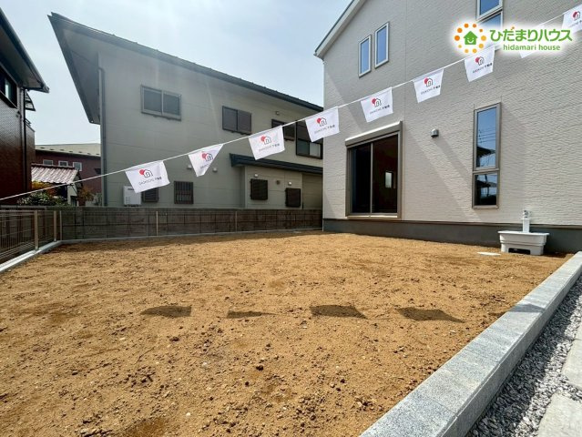 深谷市上野台　第24　新築一戸建て　リーブルガーデン　02の庭|広々とした平坦なお庭スペースは、お洗濯物を太陽の光でたっぷり干すのにも最適です。お部屋からもすぐに出入りができるため動線もスムーズ。天気の良い日には、レジャーシートを広げてピクニック気分も味わえます！