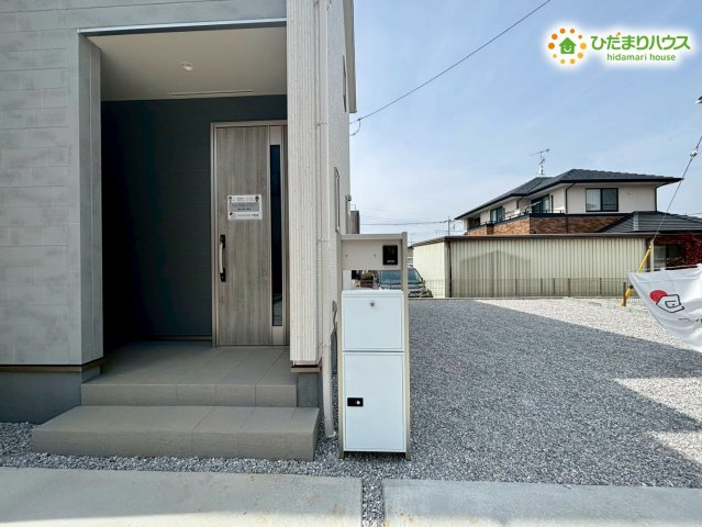 深谷市上野台　第24　新築一戸建て　リーブルガーデン　02の設備|外出時や家事の最中、お子様から目が離せない時でも、非対面でスムーズに荷物を受け取れる宅配ボックスです！再配達を依頼する手間が省けるため、時間を有効活用できてネットショッピングも気軽に楽しめます♪