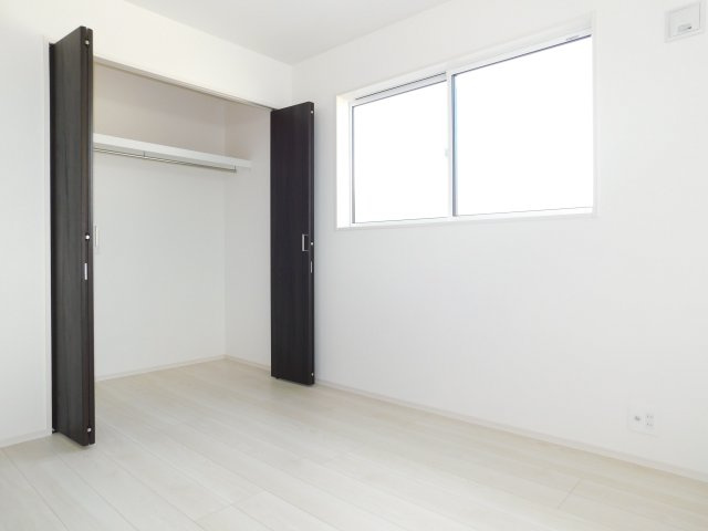 北名古屋市熊之庄新宮の新築一戸建の洋室|◇洋室◇　　明るい洋室５．２５帖　全居室収納完備！