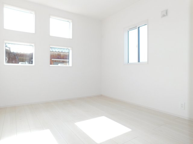 北名古屋市熊之庄新宮の新築一戸建の洋室|◇洋室◇　　南面で明るい洋室５．２５帖　全居室収納完備！　