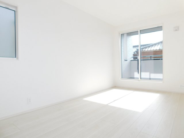 北名古屋市熊之庄新宮の新築一戸建の洋室|◇洋室◇　　南面で明るい洋室７．１２５帖　ウォークインクローゼット完備！　インナーバルコニー付き♪