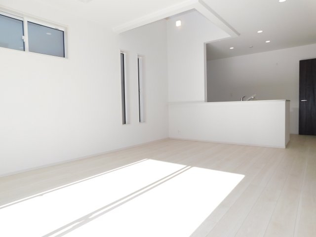 北名古屋市熊之庄新宮の新築一戸建の居間・リビング|◇リビング◇　　南面で明るいリビング１６．０帖　ポップアップ天井のおしゃれなキッチン♪　　