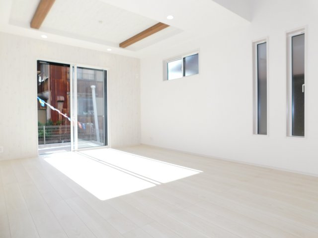 北名古屋市熊之庄新宮の新築一戸建の居間・リビング|◇リビング◇　　南面で明るいリビング１６．０帖　デザイン性の高い折上天井のリビング♪