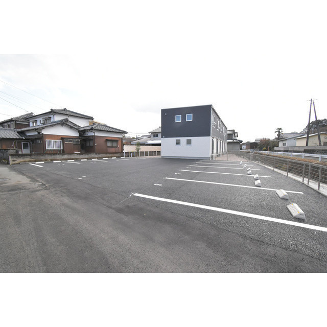 メゾングレイス真木町【10.000円キャッシュバック対象物件】の駐車場