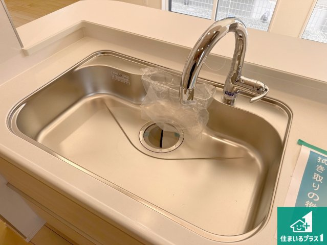 神戸市西区竹の台　新築一戸建ての独立洗面台|清潔感のある洗面台です。フラットな鏡は掃除がしやすく毎日清潔！ホースは引き出して使えるので洗顔やお掃除の際に便利です！