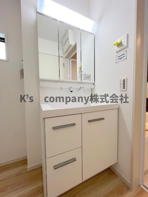 ◎茅ヶ崎市松尾　新築戸建の独立洗面台|三面鏡の内側には小物収納が充実しています☆