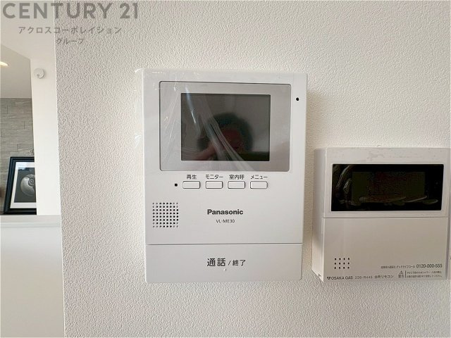 訪問者が来たときにテレビ画面で確認できるため、安心してドアを開けられます。録画機能があるものもあり、留守中に来訪者を記録しておくことができます。利便性が高く、セキュリティ面でも安心です。
