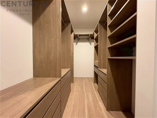 収納力が高く洋服や小物を整理しやすく、更衣室のように使え、部屋がすっきり保てます。収納の配置を自由に調整でき、換気性が良く防湿・防虫対策も可能。快適で機能的な生活空間を実現できます♪
