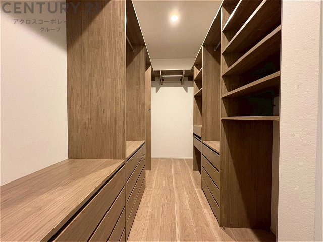 収納力が高く洋服や小物を整理しやすく、更衣室のように使え、部屋がすっきり保てます。収納の配置を自由に調整でき、換気性が良く防湿・防虫対策も可能。快適で機能的な生活空間を実現できます♪
