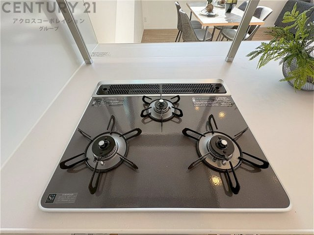 多数の調理器具を同時に使用でき、料理の効率化が可能。省エネで節約になり、様々な料理スタイルに適応できます。また、火力調整が独立しており、手入れや掃除もしやすく、今よりもっとお料理が楽しくなるかも。
