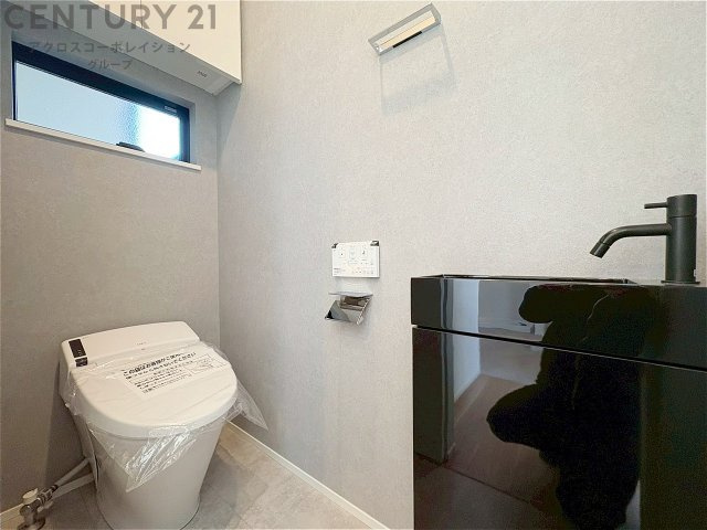 温水洗浄便座付トイレは温水洗浄機能により、暖かい水でおしりを洗浄することができ、冷たい水を使う従来の便座に比べ、温水洗浄機能で暖かいトイレを提供し、快適な使用を可能にします。
