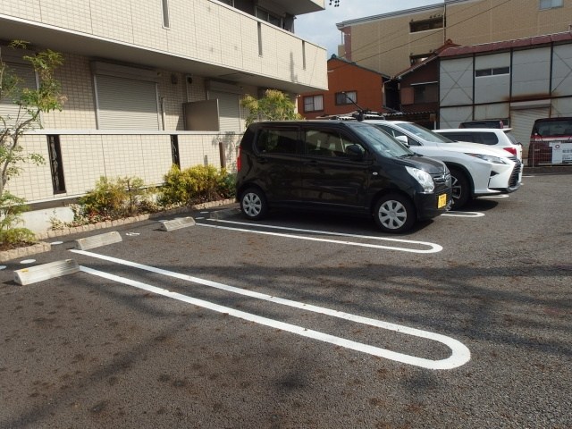 オリーブ錦の駐車場